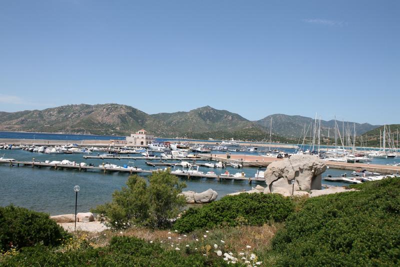Sardinien2009_0005.JPG - Der Hafen von Villasimius.