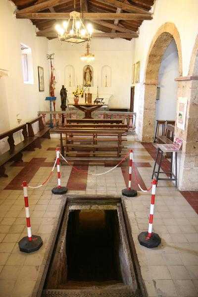 Sardinien2009_0049.JPG - Der Zugang zum Brunnen-Heiligtum unter der Kirche von San Salvatore.